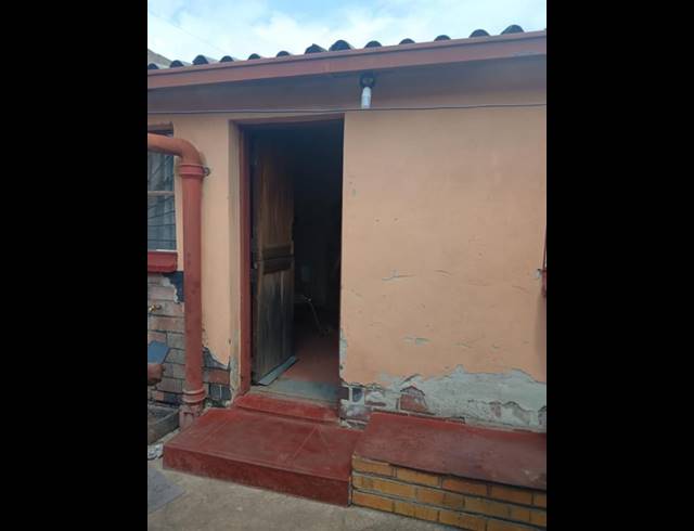 2 BEDROOM HOUSE FOR SALE IN MOFOLO CENTRAL